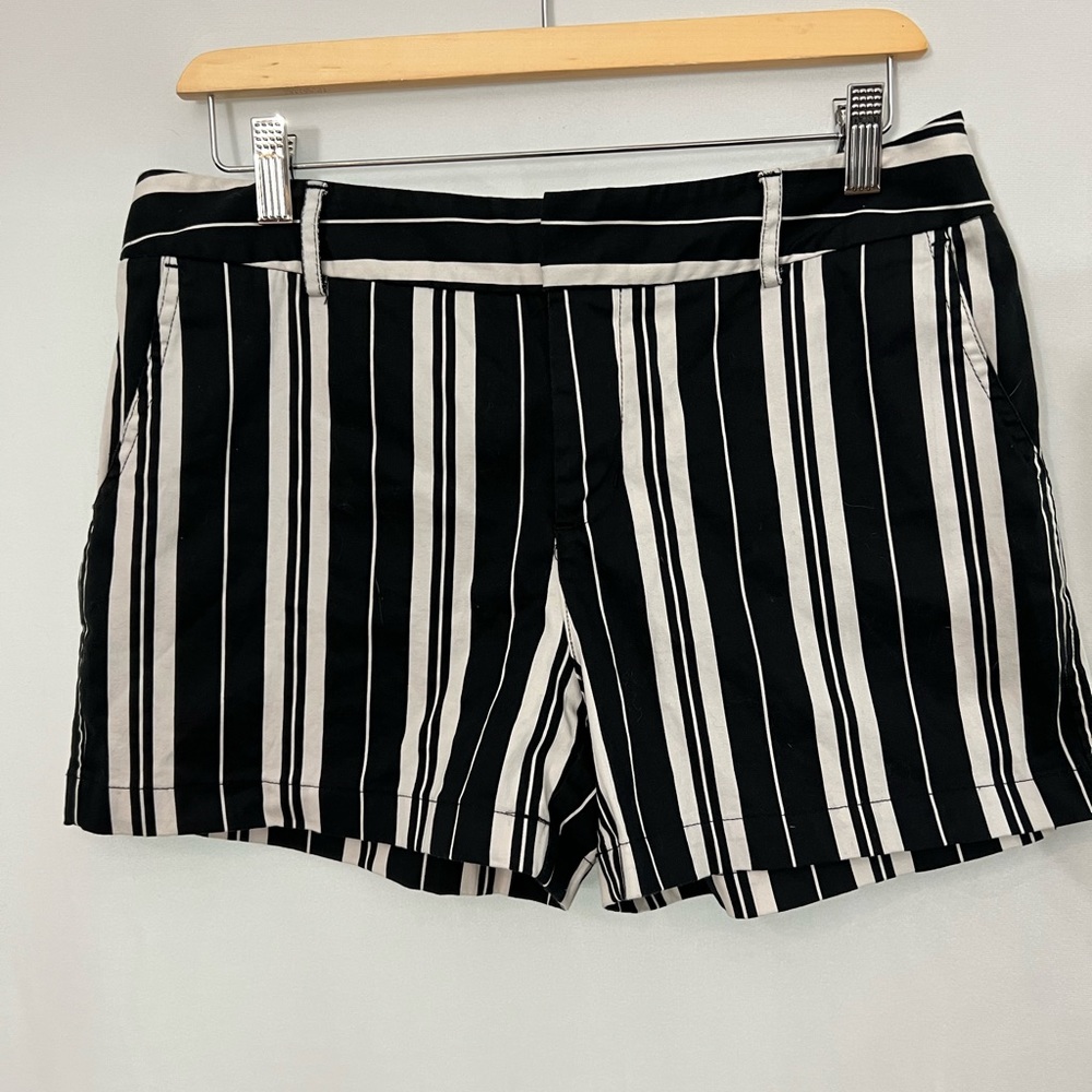 Jones New York Women’s 3” shorts, size 8